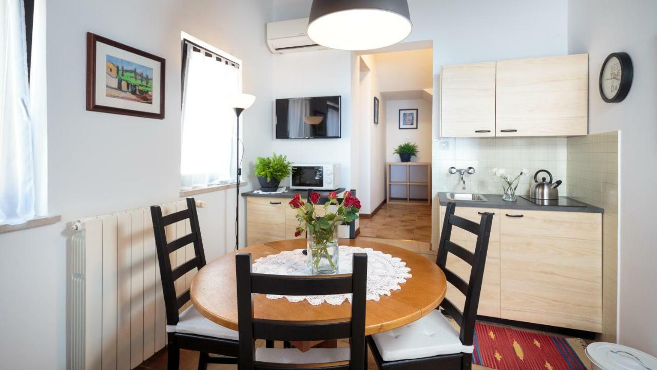 Apartments C52 Ровин Екстериор снимка